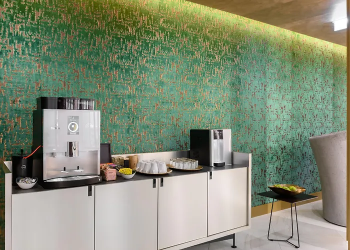 מלון Emerald By Continental Group 4*